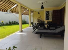 Charmante maison Riviera Golf Jardins – hotel w mieście Abidżan