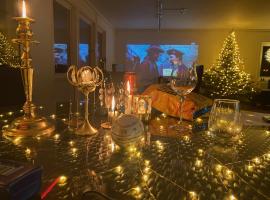 Sjöutsikt, Röd trästuga med traditionellt yttre Skandinavisk, modernt inre och alla bekvämligheter, Sol hela dagen på stora altanen, Tryggt, Vinterbonat, Fiske, Båt, hotel v destinaci Skinnskatteberg