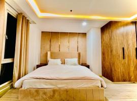 Luxury One Bed Apartment Goldcrest Grand Mall and Residency DHA LHR、ラホールのホテル