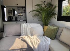 Houseboat in Lathumse Plas with Harbor Views, ξενοδοχείο σε Lathum