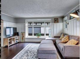 Walker's Paradise 1 with 2 free parking lots, hotel in Seattle