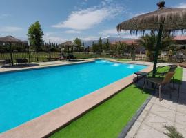 Escapada romántica de día con tinaja caliente opcional, hotel in Pirque