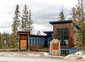 Ski in Ski Out with Huge Game Room and Hot Tub, hotel in Fernie