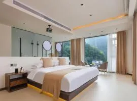 THAT MAY Hotel-Private Travel Guide & Cultural Exchange by Li River and Rock Climbing