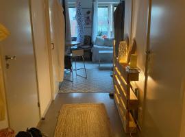Central cozy accommodation, single room or bed in dormroom, hotel v destinaci Gothenburg