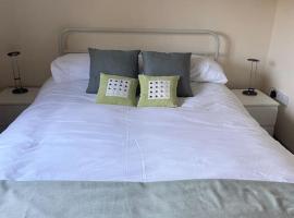 One Bedroom Bungalow No1 - Secure Gated Parking, отель в городе Базилдон