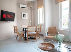 Bright and Cozy 2BR Apt In The Center Of Buyukada, hotel in Adalar
