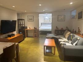 Cozy and Comfy Cellar, hotel in Yonkers