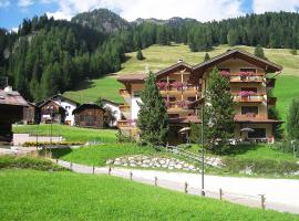 Hotel Dolomites Inn, מלון בקאנזיי