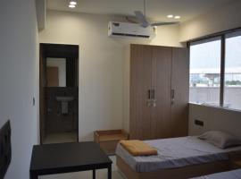 Kalyan PG & Boys Hostel, hotel en Gandhinagar