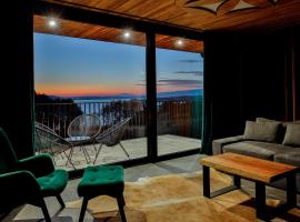 Czorsztyn Prestige Osada - dla osób od 12 lat - przyjazna psom z dostępnym parkiem dla psów z przepięknym widokiem na jezioro, hotel in Czorsztyn