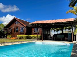 Private Chalet with pool，位于埃比尼的酒店