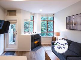 Alpenglow Lodge Snooze Studio with Den by MVA, khách sạn ở Whistler