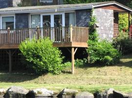 Lakeside view chalet, hotel in Caeathro