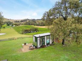 An Unforgettable View by Tiny Away, hotel in Dixons Creek