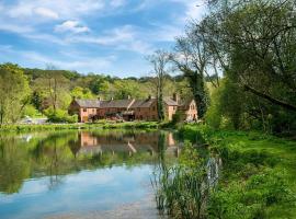 Travel Fox Cottages- Swimming Lake, BBQ Hut, Games Area - Alton Towers, hotel in Froghall