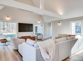 Custom-Built Home Near Piscataqua River!, hôtel à Eliot