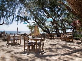 Cemara Beachfront Suite, hotel in Mondu