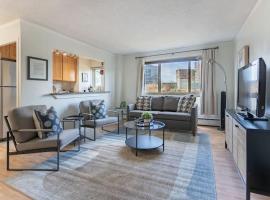 Vibrant Downtown, King Bed, Work Desk & Kitchen, Hotel in Seattle