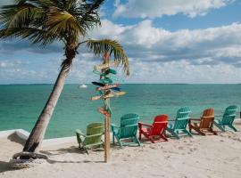 Private Oceanfront, beach, dock and Hottub - The Perky Pelican, hotel v destinaci Marsh Harbour