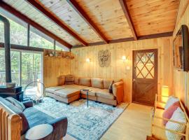 Treehouse Chalet Near Mt Snow with On-Site Trails!, hotel in West Dover