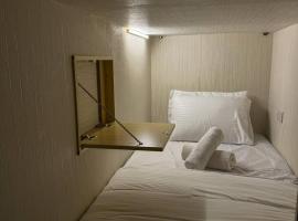 Capsule Hostel Room in Business Bay Near Downtown, hotel em Dubai