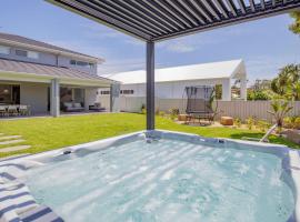 Shoreline Luxe - Refined Beachside Elegance with Spa, hotel v destinaci Caves Beach