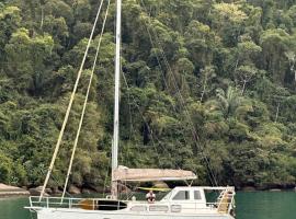Aventura náutica em Paraty hospedagem flutuante na cidade Veleiro Maverick, hotel en Parati