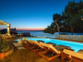 Yperia Hotel, hotel Ejáliban