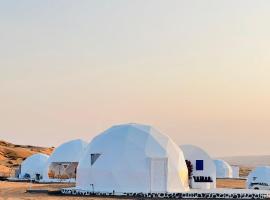Bubbles Domes Private Cmp, ξενοδοχείο σε Al Wāşil