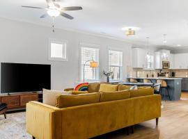 Family-Friendly 4BR with Fenced Yard & Parking, Hotel in Durham
