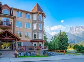 Falcon Crest Lodge by CLIQUE