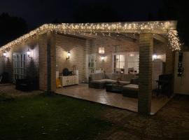 Bungalow between Amsterdam and Haarlem with sauna, Hotel in Vijfhuizen