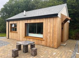 Cosy Studio Cabin set in nature with stove, hotel in Killybegs