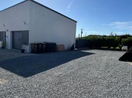 Gîtes Rozanna avec accès détente SPA JACUZZI, hotel in Saint-Jean-de-la-Rivière