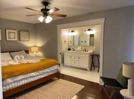 Charming Bungalow in Tampa, hotel en Tampa