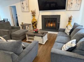 POCONOS everything close to Luxury vacational home in the heart of poconos with 3 outdoor pools for the public of the Tobyhanna community, hotell sihtkohas Tobyhanna