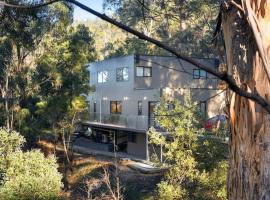 TheTree House Hobart Sleeps 8-2 Bath, hotel v destinaci Taroona