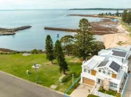 LegaSea Lodge - Pet Friendly Beachfront Plunge Pool, Hotel in Shellharbour