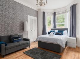 3 bedrooms bungalow, sleeps 6, free parking with garden, hotel v destinaci Edinburgh