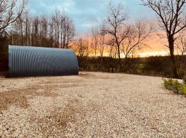 Executive Pod and Jacuzzi, Hotel in Watch House Village