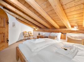 Chalet St Moritz, hotel in Madulain