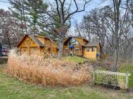 Walk to Saylorville Lake Spacious Home with Deck!, Hotel in Johnston