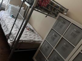 Ferry Hostel, hotel in Newark