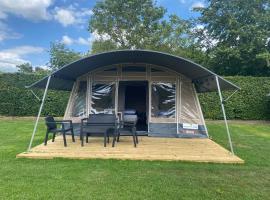 Lodge tent hondje met privé sanitair, hotel v destinaci Nistelrode