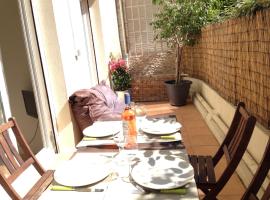 A picture of the hotel: Appartement des Baumettes