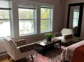 Sunny river view suite, ξενοδοχείο σε Quaker Hill