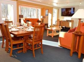 Trailside Village #1 - Slopeside 1BR with Hot Tub and Sauna, Ski In Ski Out, BBQ, hotel en Killington