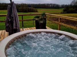 Tiny housse serenity avec jacuzzi, hotel in Tinlot