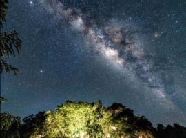 FANDEE ISLAND Treehouses & Ziplines - Tad Lo, Bolaven Loop Pakse, hotel v destinaci Ban Kiangtat